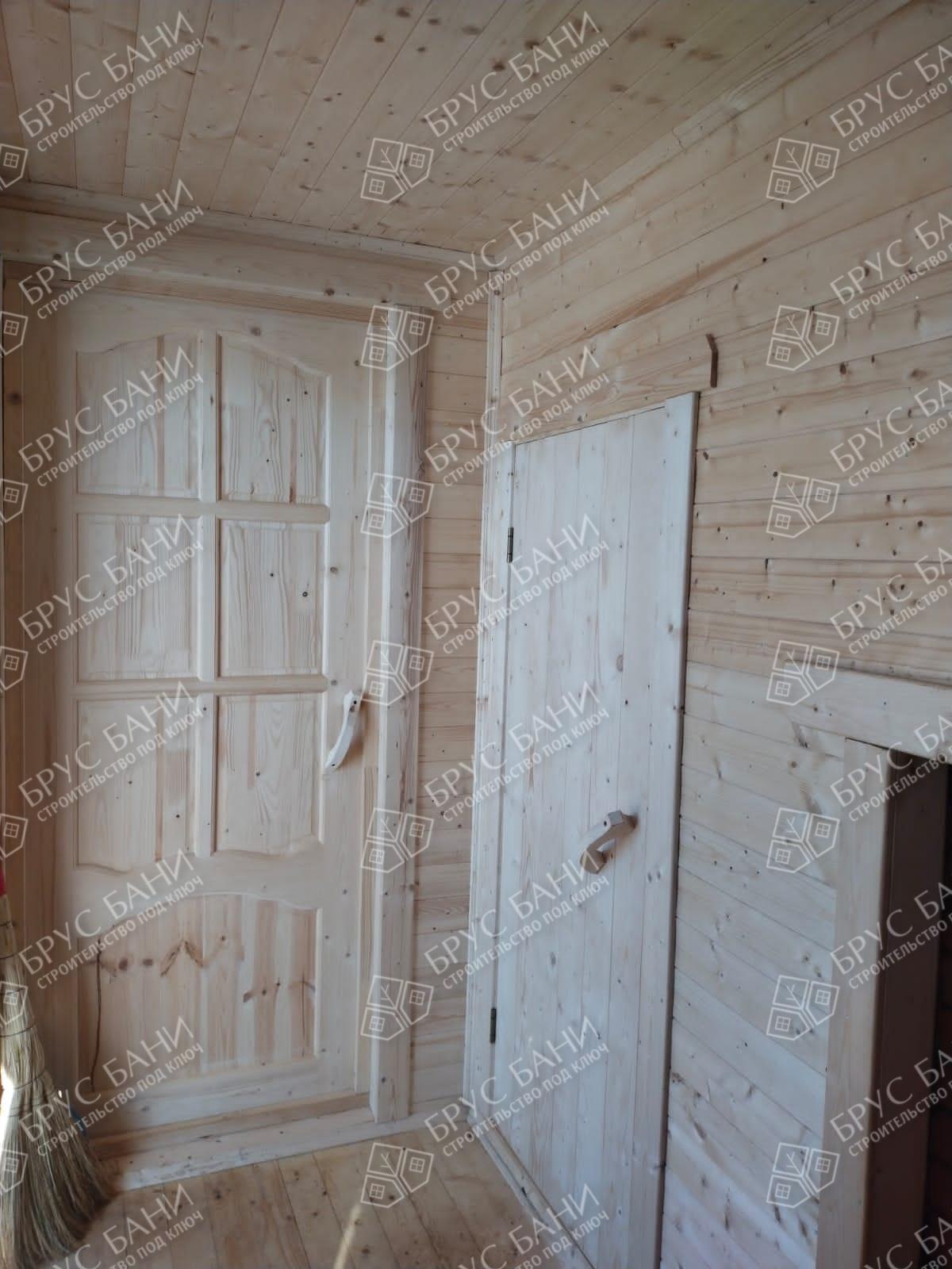 Деревянные двери в бане